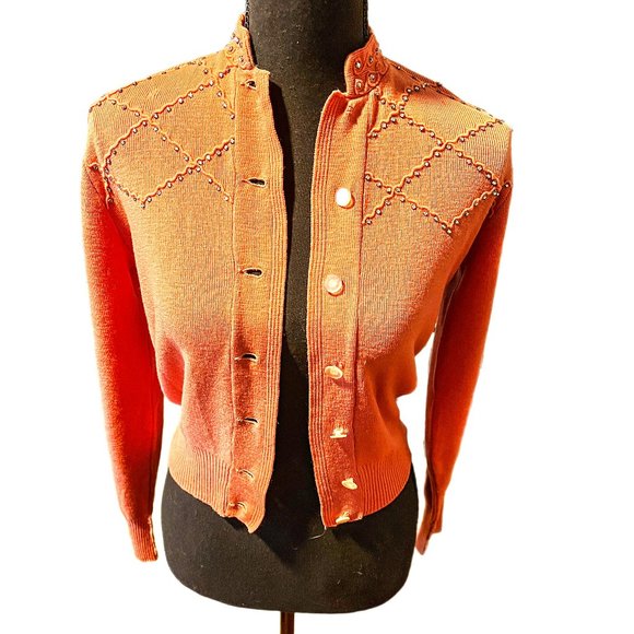 1950s coral jeweled cardigan with amazing stitching details - Picture 2 of 6